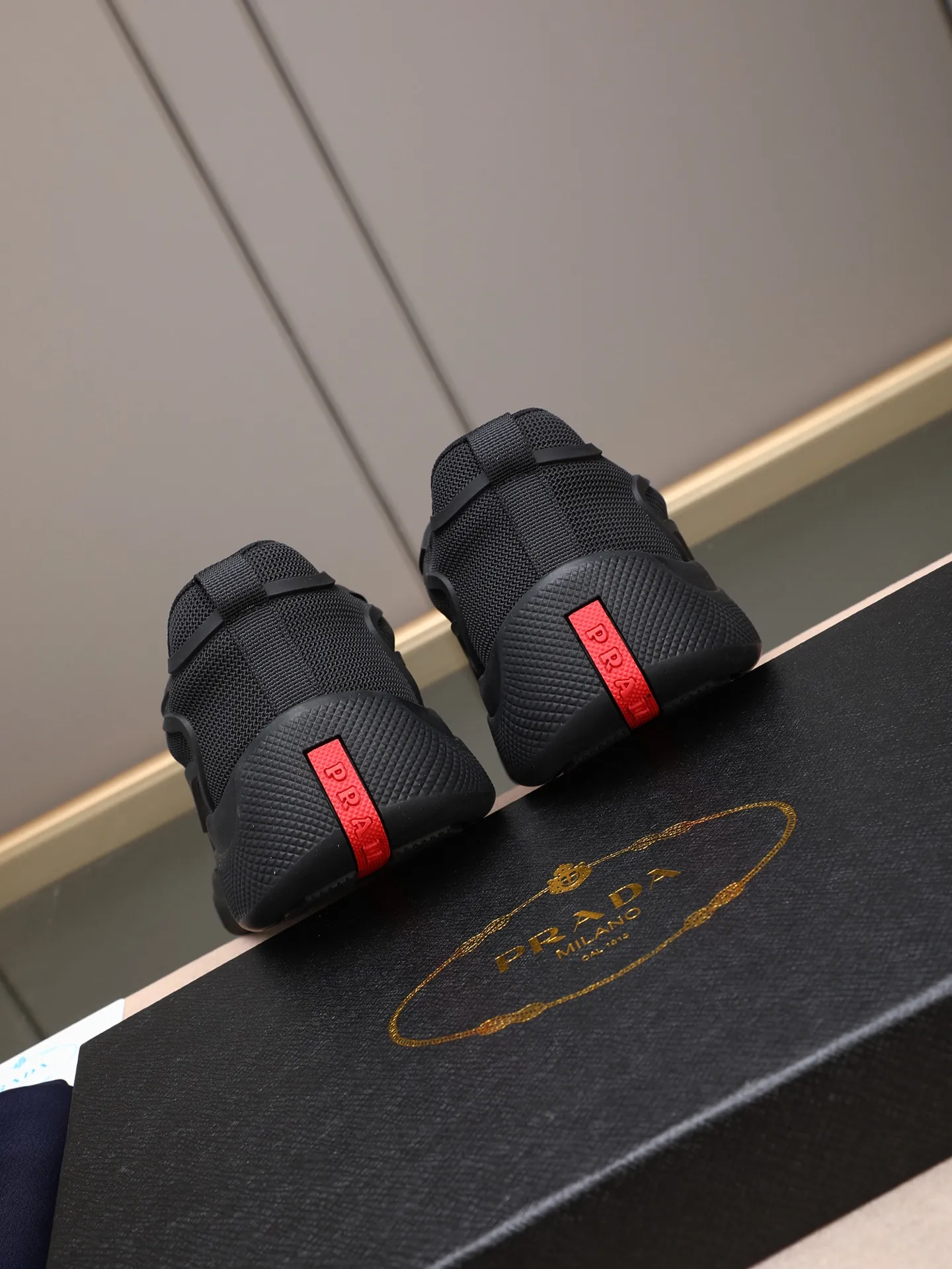 Men's shoes 💰400 PRADA/Prada men's lace-up casual sports shoes, the upper is made of imported rubber and breathable mesh. It is soft, comfortable and breathable. The tongue is decorated with the PRADA brand letter logo. The thick rubber sole echoes the red label tongue. The style is fashionable and elegant. The details are carefully crafted. A casual sports shoe with a super western style and excellent breathability!  Size: 38-44 (45 46 customized)